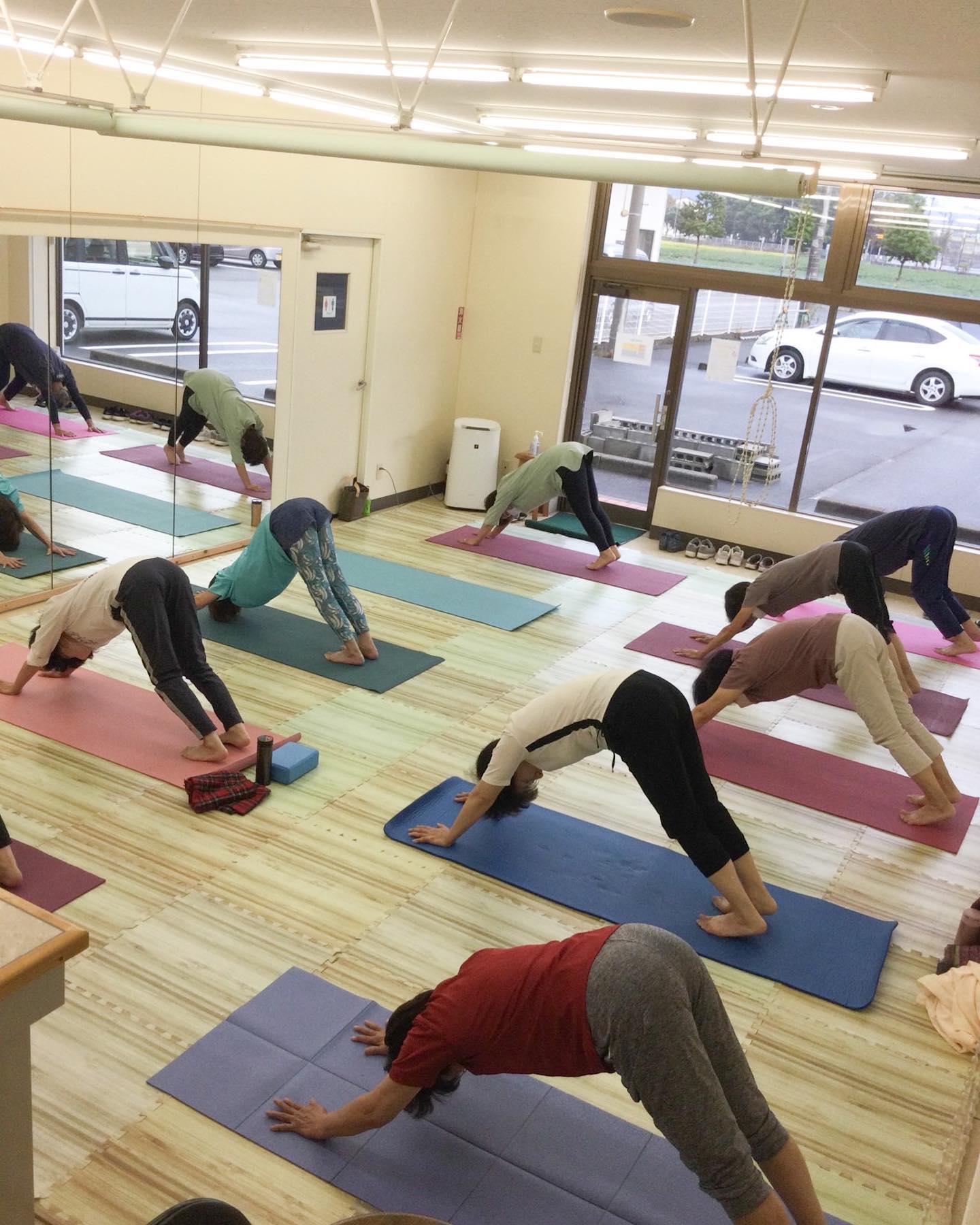 健康寿命を延ばそう3年目を迎えました️毎週水曜日6時30分からの朝ヨガ🧘‍♀️現在9人の参加者さんと1日の始まりを迎えてます。酒井田奈々インストラクターさんの分かりやすいポーズの説明と始まる前の何気ない会話から参加者さんの身体にあったポーズをさりげなく取り入れる心くばりに皆さんファンなんです！身体や生活の変化を感じてるからこそ毎週参加頂いてます。ヨガをする事で自分の身体に『ありがとう』って言えるこの時間に感謝です🤗#健康寿命を延ばす #朝ヨガ #朝活 #感謝 #来週も楽しみ #太陽キューヴ